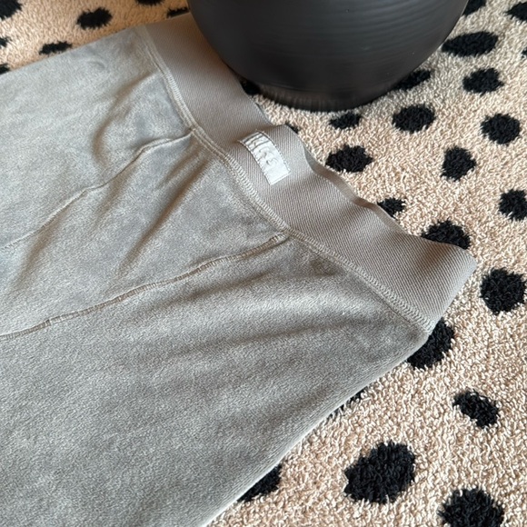 SKIMS XS Gray Women’s Boxers - Picture 3 of 5